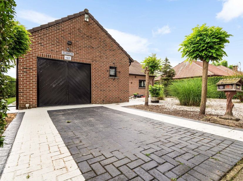 Karaktervolle villa (178 m²) voorzien van 4 slaapkamers en garage op een riant perceel van 944 m², centraal gelegen te Lint, biedt tal van mogelijkhed