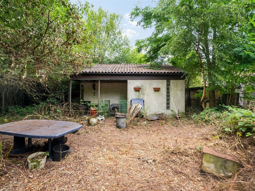 Chalet op groen perceel van 947 m² in Herselt<br />
Locatie:<br />
Dit perceel is rustig gelegen in Worfkes te Herselt, midden in een groene en bosrij