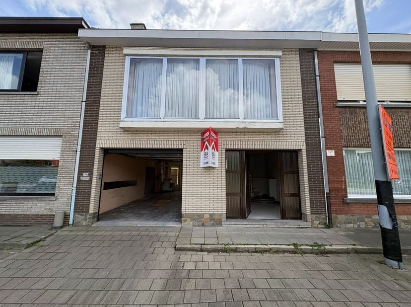 Te koop in Menen: Bel-etage met ruime garageIndelingGelijksvloer: Automatische poort, inkomhal, garage met keuken (zonder fornuis), 1ste slaapkamer, b