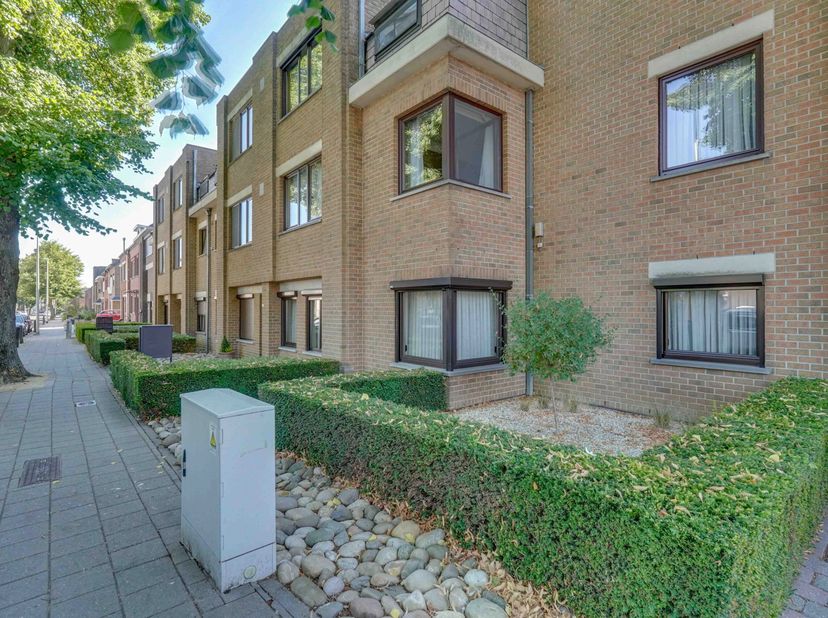 Dit mooi onderhouden appartement ligt in de Hovenierstraat, op wandelafstand van het centrum van Sint-Truiden. Het ligt volledig op het gelijkvloers e