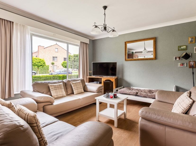 Ligging<br />
<br />
Deze woning is rustig gelegen aan de Van Maerlantlaan 48 in de geliefde Banneuxwijk van Kiewit. Dankzij de vlotte verbinding na