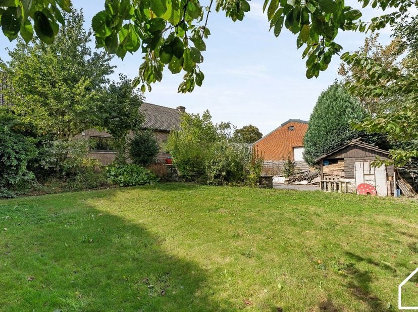Deze op te frissen woning met 3 SLPKS (mogelijkheid 4/5), 2 garages, grote tuin en volledig onderkelderd biedt veel mogelijkheden.<br />
<br />
ONTDEK