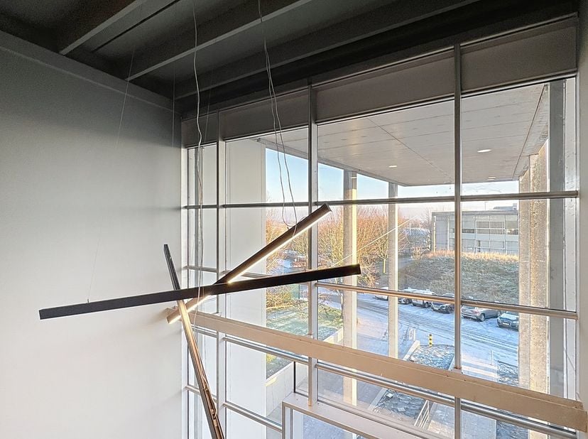 Benaderende OPPERVLAKTEN:<br />
Constructie - bewoonbare oppervlakten<br />
Kantoor:&amp;nbsp; 151,70&amp;nbsp;m²<br />
Gemeenschappelijke vergaderruimten: 19