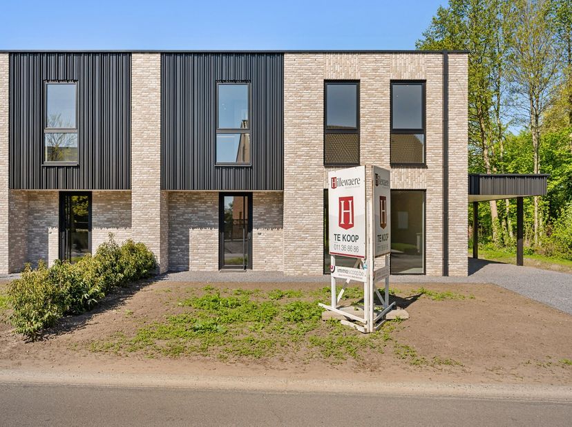 In het rustige hart van Opitter, midden in het GrensPark Kempenbroek en aan de oever van de Itterbeek, bevindt zich deze energie-neutrale nieuwbouwwon