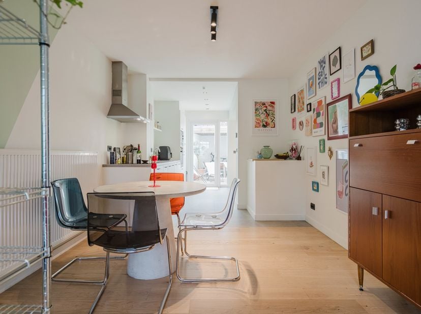 Deze recent gerenoveerde woning, gelegen op de Pottelberg te Kortrijk, biedt een gezellige indeling.&amp;nbsp;<br />
Bij het binnenkomen komt u terecht in
