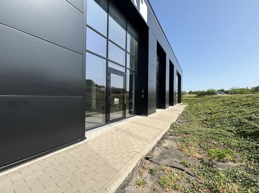 Idéalement situé à l'entrée d'une zone commerciale et industrielle, ce plateau casco de +/- 100m² au 1er étage d'un bâtiment élégant vous séduira par