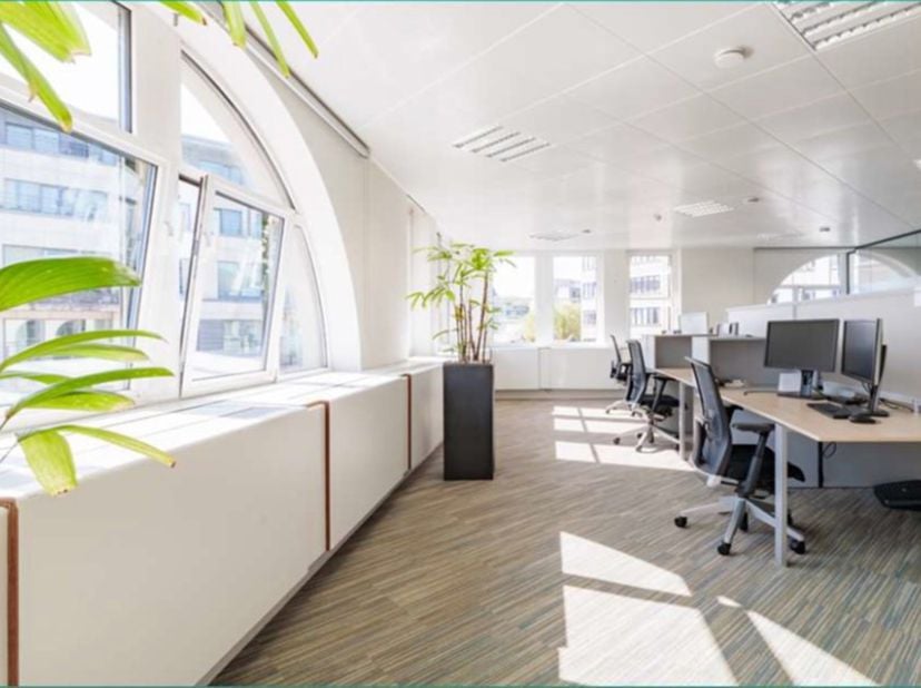 Te huur: moderne kantoren van 821m&amp;sup2; op de 3e verdieping in een prachtig gebouw. Inclusief parkeerplaatsen.<br />
Gelegen aan Place Communale 8, 1