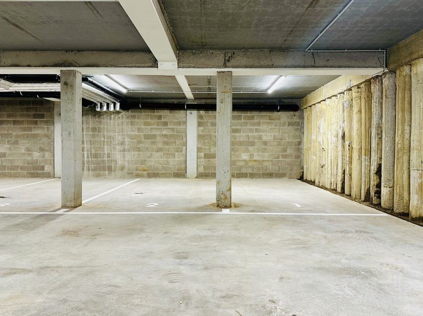Idéalement situé, à Berchem-Sainte-Agathe limite Grand-Bigard, découvrez cet emplacement de parking situé au -1 d’un immeuble neuf. Possibilité de rac