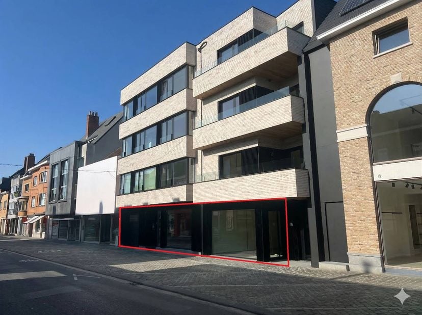 Handelsgelijkvloers van ca. 176m² gelegen in de Wallenstraat te Roeselare. Dit pand wordt casco aangeboden, waarbij de verdere afwerking zal gebeuren