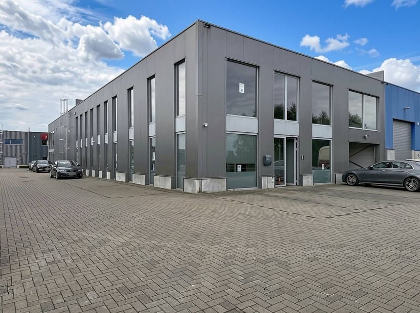 Dit moderne kantoorgebouw is gelegen in het KMO-park Hoogeindeken en geniet van een uitstekende bereikbaarheid, met een vlotte verbinding naar de E34-