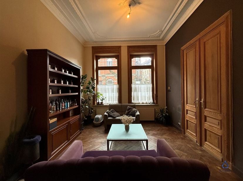 Cette magnifique maison de maître est située au coeur de Schaerbeek, où lélégance classique et le luxe moderne se rencontrent pour offrir une expérien