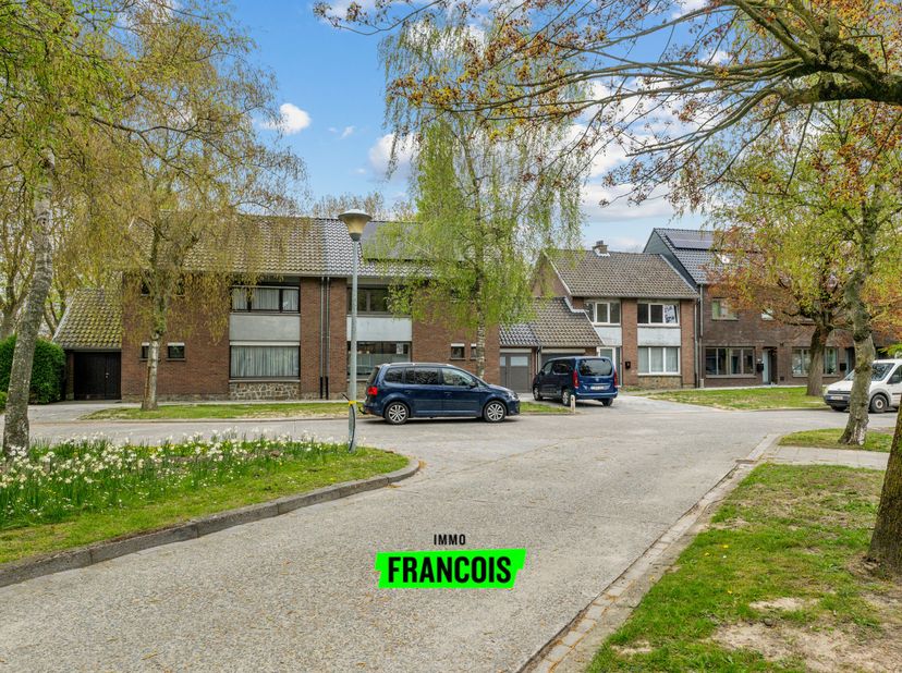 Cette habitation est située au calme dans un quartier résidentiel agréable, à proximité du centre de Bruges.<br />
L'agencement est pratique et compre