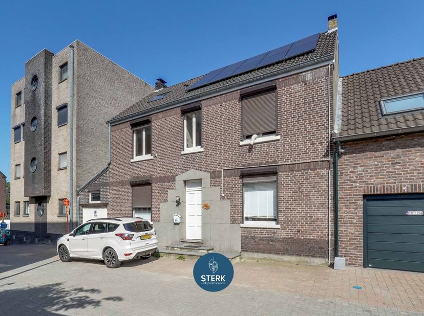 RUIME GEZINSWONING MET 7 SLPKS + 2 BADKAMERS NABIJ DE NEDERLANDSE GRENS !  <br />
<br />
We vinden deze gesloten woning met een bewoonbare oppervlakte