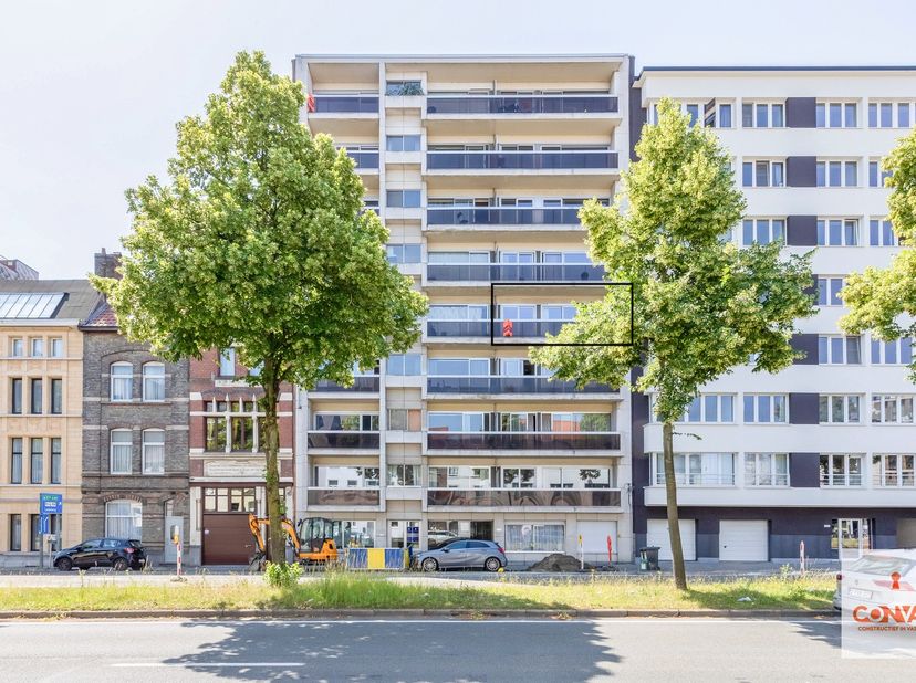 Dit lichtrijk en ruim appartement is gelegen op de 4de verdieping van residentie “Flora” en heeft een bewoonbare oppervlakte van +/-&amp;nbsp;113m².<br />