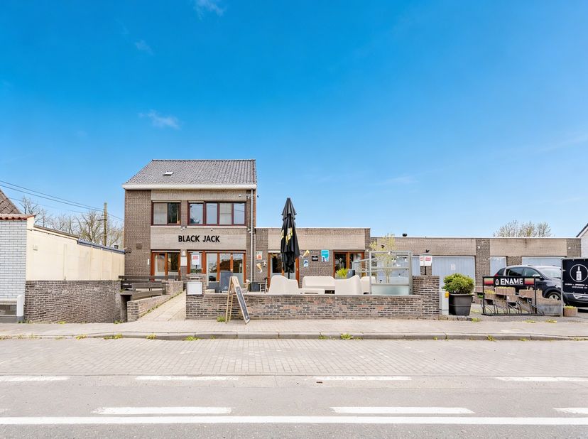 Bent u op zoek naar een ruime woning met tal van mogelijkheden? Dan is dit pand zeker iets voor u! Deze eigendom combineert comfortabel wonen met een