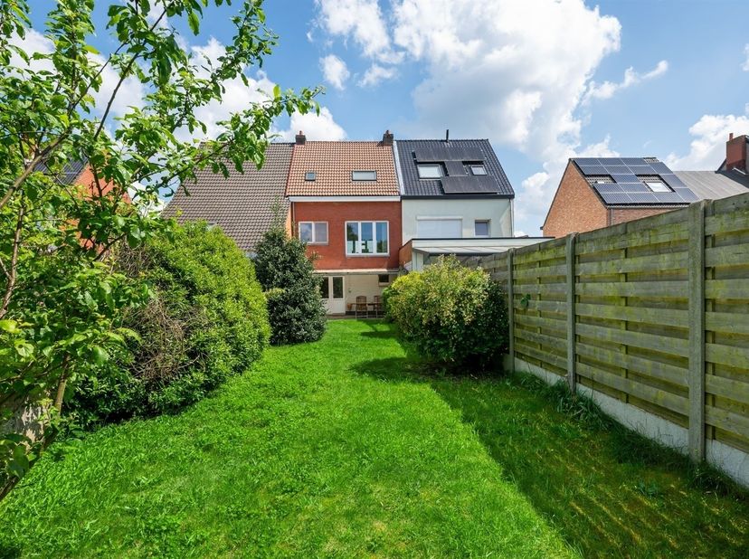 Zeer nette en instapklare woning met 2 grote en 1 kleine slaapkamer, tuin van 165 m² en garage te koop in Ekeren.<br />
<br />
Ligging: Ekeren Het Z