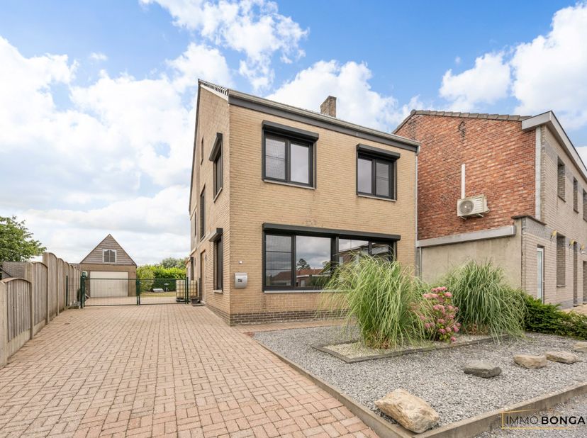 Bent u op zoek naar een ruime gezinswoning op een rustige locatie, maar toch vlak bij alle voorzieningen, dan is deze woning in Bree zeker een bezoek
