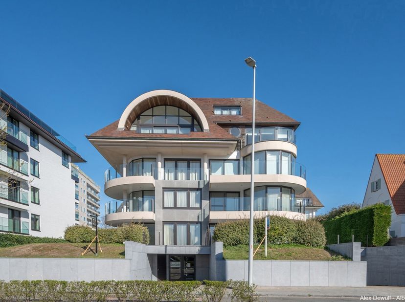Schitterend instapklaar luxe-appartement met zeezicht, gelegen in een exclusieve villaresidentie in het Zoute. Indeling: inkomhal met vestiaire en gas