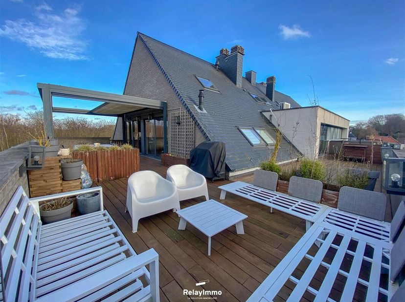 Très beau penthouse en duplex d'une surface habitable de 152 m2 avec trois chambres, deux caves, deux garages et une terrasse de 92 m2. <br />
Hall d