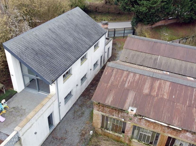 Prix: 340.000 euros, frais d'agence non inclus et à charge de l'acquéreur.<br />
Maison à rafraichir + hangar et terrain se composant comme suit:<br /