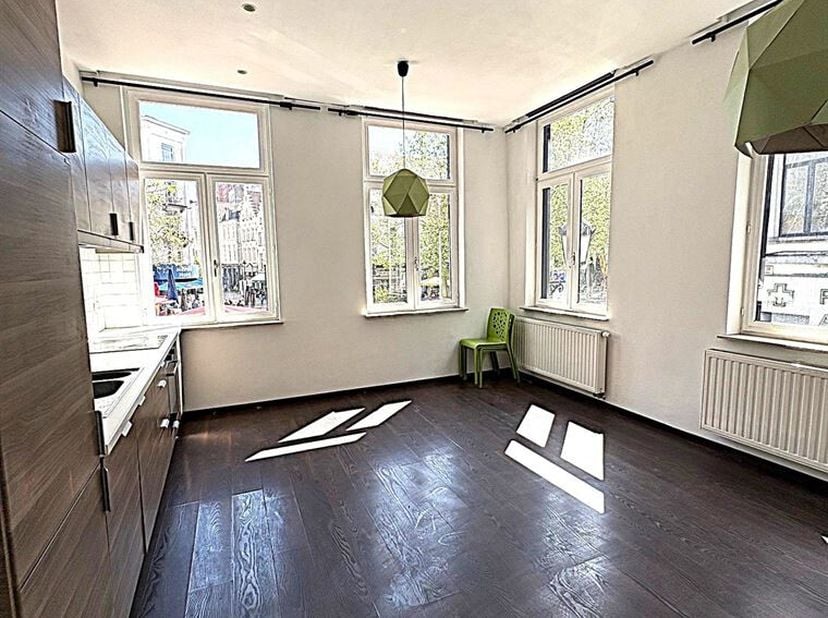 Mejama Real Estate vous propose ce bel appartement rénové d'une superficie de +/- 60m² avec une magnifique vue sur la place Sainte-Catherine. Se trouv