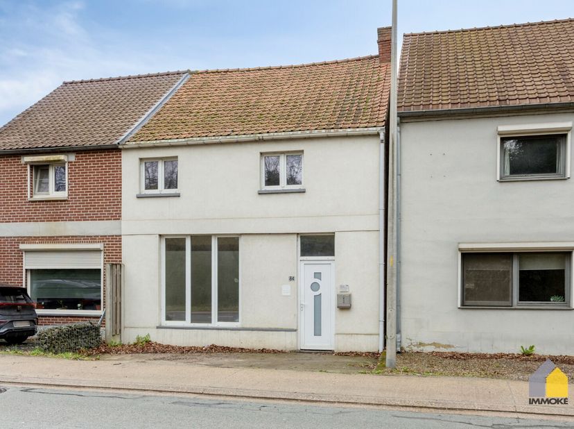 OMSCHRIJVING:<br />
- GELIJKVLOERS: Inkomhal, leefruimte (47 m²) met open keuken, trap naar de verdieping, grenzend aan de keuken de badkamer (3,00 x