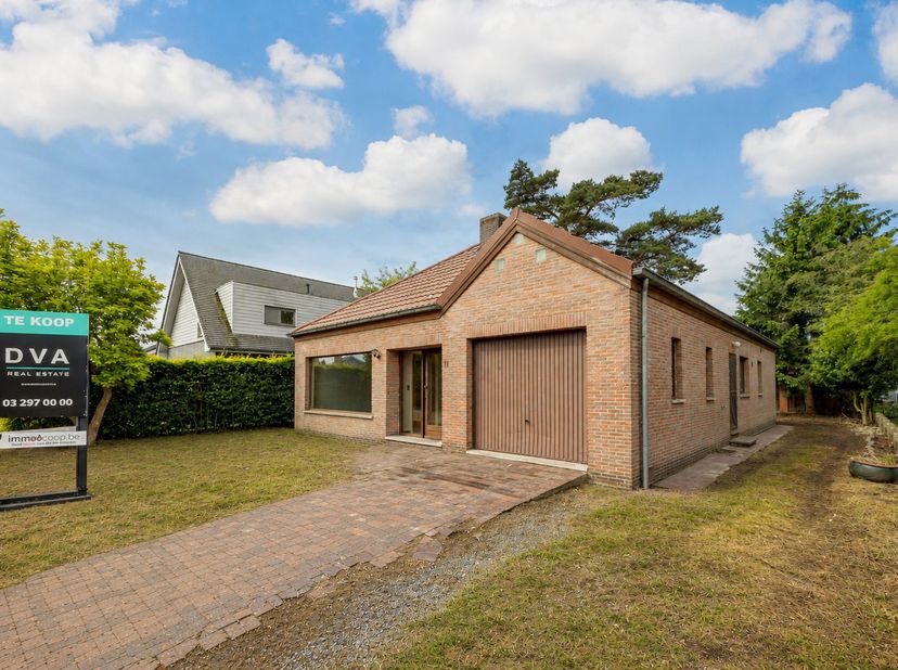 Bent u op zoek naar een woning met karakter, ruimte en tal van mogelijkheden? Dan is deze charmante te renoveren open bebouwing in een rustige residen
