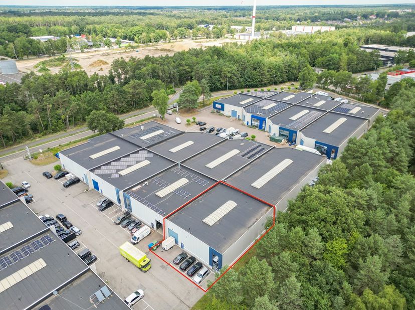 Dit bedrijfsgebouw van 513 m² aan de Seinhuisstraat 3 bus 8 in Genk bevindt zich in een verzorgd en professioneel KMO‑project in het hart van Genk‑Noo