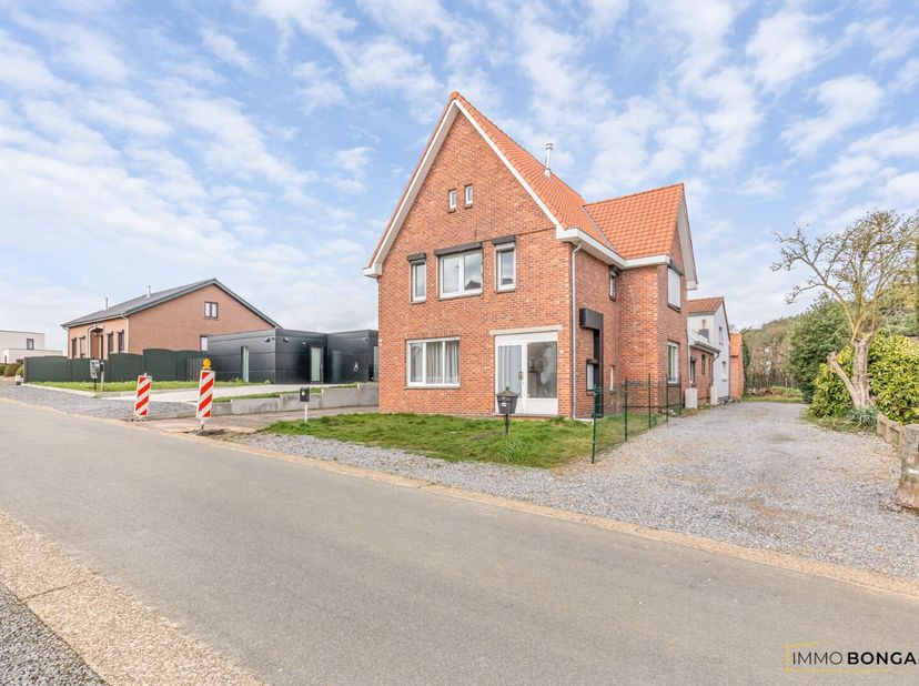 Deze ruime woning is gelegen in Opglabbeek en bevindt zich op een mooi perceel van 9 are. Dankzij de indeling en het volume biedt deze eigendom tal va