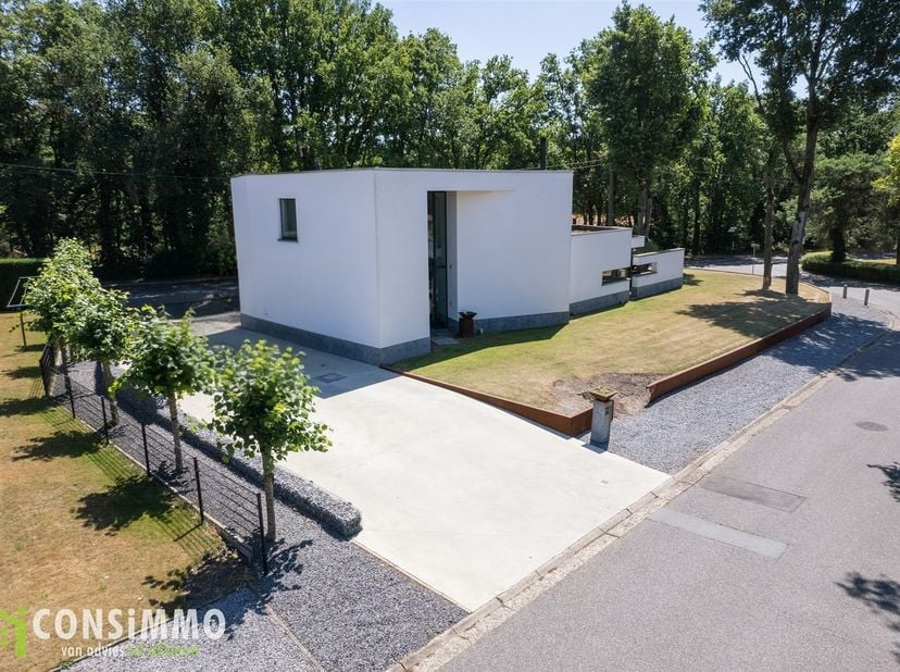 Bent u op zoek naar een moderne, instapklare villa met tijdloze architectuur, hoogwaardige afwerking en veel natuurlijk licht? Deze bijzondere woning
