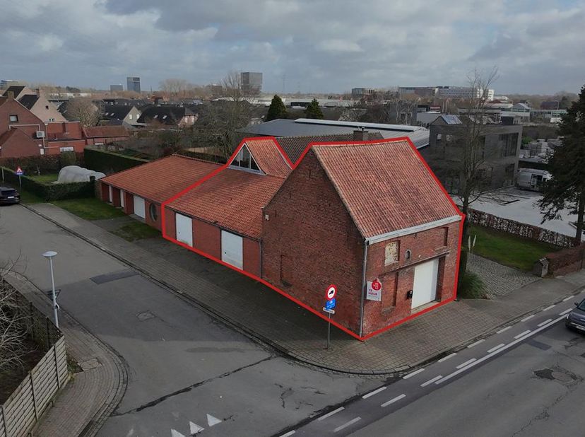 Gelegen in de Oekensestraat nabij de Rijksweg in Roeselare staat dit magazijn te huur van ca. 180 m². <br />
<br />
Enkele specificaties:<br />
- 2 de