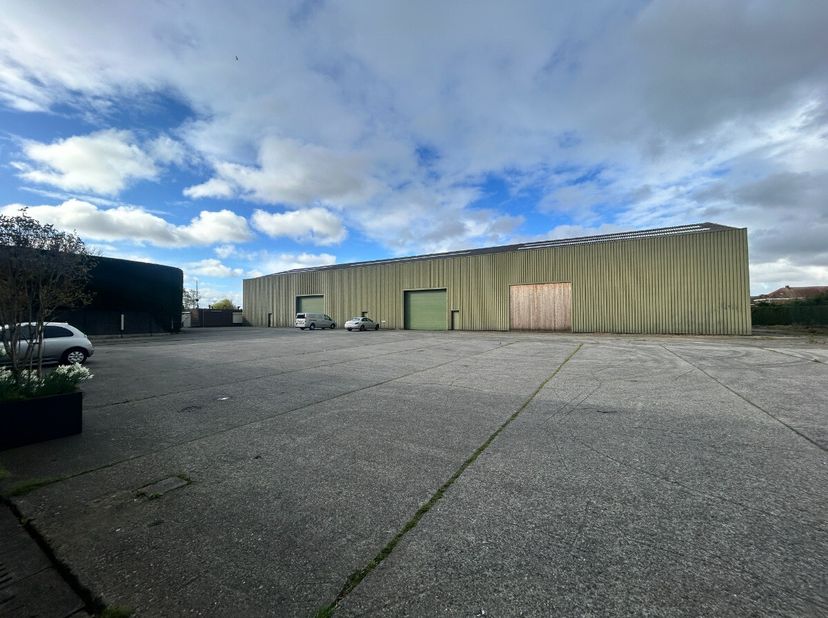Hangar de 1180m² à louer avec parking spacieuce3 portes sectionnale(4,4m en hauteur)sol en béton