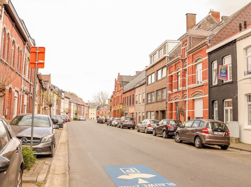 OPTIMAAL VERZORGDE GEZINSWONING MET 4 SLAAPKAMERS EN EPC-ENERGIENIVEAU B. Net buiten het handelscentrum en met een goeie ontsluiting naar Gent en Edin