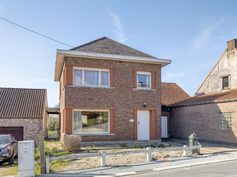 *** SOUS COMPROMIS *** Située dans une rue calme du pittoresque village de Meldert, cette maison quatre façades offre un caractère unique ainsi qu’une
