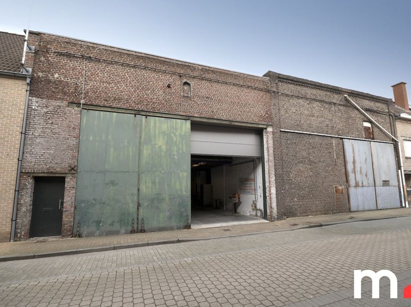 Te koop: polyvalente loods/magazijn met uitstekende specificaties<br />
Deze kwalitatieve loods/magazijn biedt tal van mogelijkheden voor zowel profes