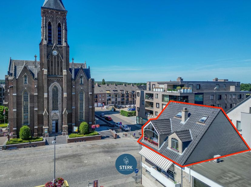 APPARTEMENT MET VERHUURDE STUDIO + 2 GARAGES IN HET CENTRUM VAN LANAKEN ! <br />
<br />
We vinden dit appartement + studio met een bewoonbare oppervla