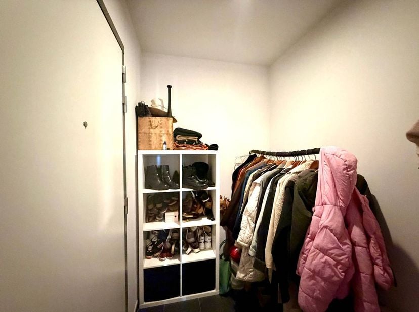 Dit ruime appartement met 2 slaapkamers bevindt zich op wandelafstand van het centrum van Hasselt. Het ligt in een rustige omgeving aan het Vredespark