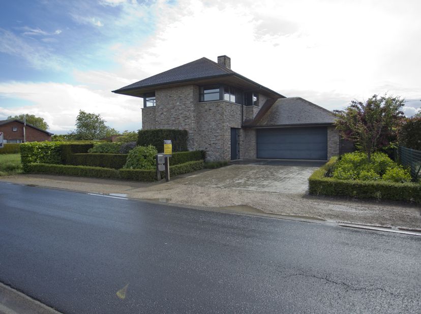 RUIME ALLEENSTAANDE WONING MET TUIN -<br />
Ontdek deze charmante alleenstaande woning die ruimte, licht en comfort perfect combineert. Gelegen in een