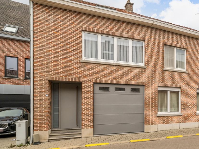 *Bel‑étagewoning op Klapstraat 46, Erps‑Kwerps<br />
*Uitzonderlijk grote garage op het gelijkvloers — geschikt voor grote camionette, atelier of opsl