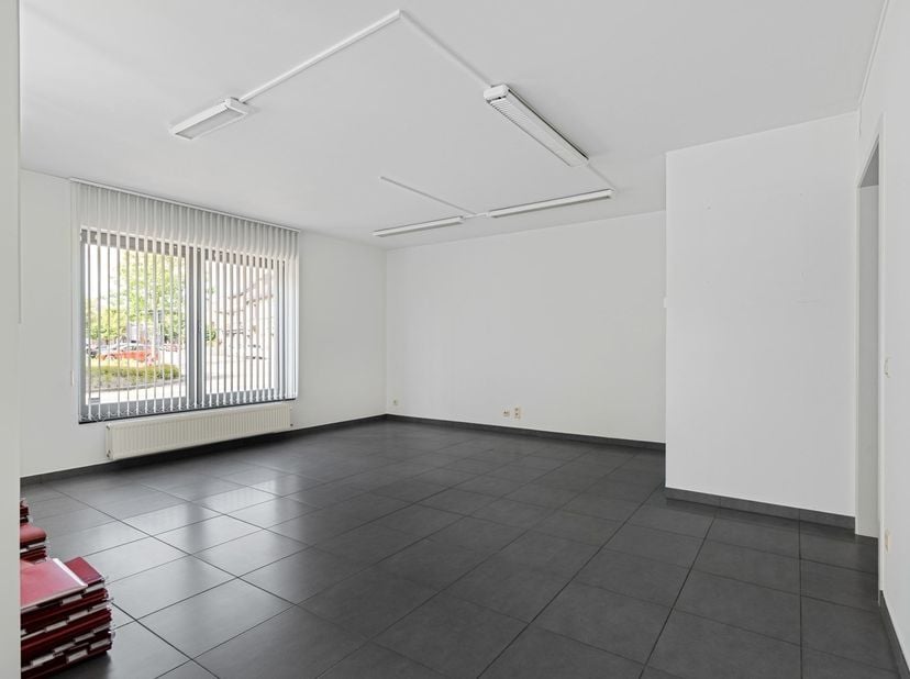 Ruim gelijkvloersappartement met 2 slpks en tuin<br />
Dit ruim appartement is gelegen op de gelijkvloerse verdieping van een residentie uit 2005. De