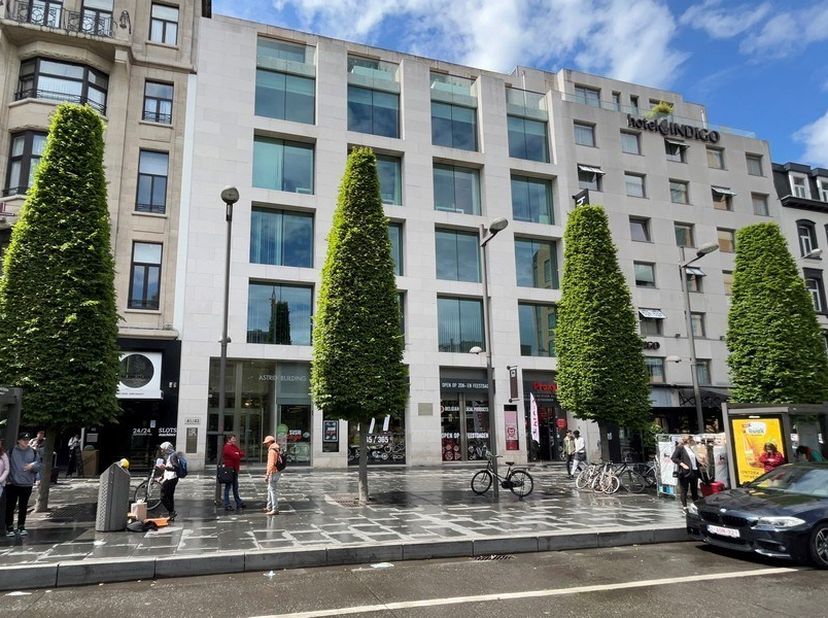 611m² kantoorruimte verdeeld over 4de en 5de verdieping met privatief terras (ca 50m²)<br />
Ligging: aan Centraal Station; bus/tram/metro vlakbij<br