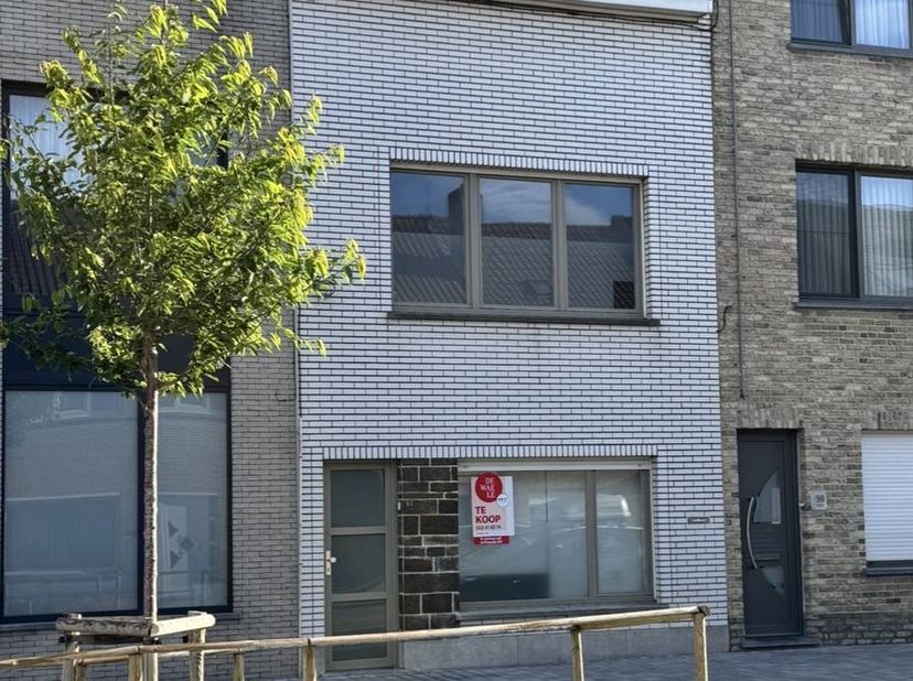 Ontdek deze gezellige, moderne woning in Stene (Oostende). Deze ruime woning is ideaal gelegen langs de Mariakerkelaan, vlak bij scholen, winkels en h