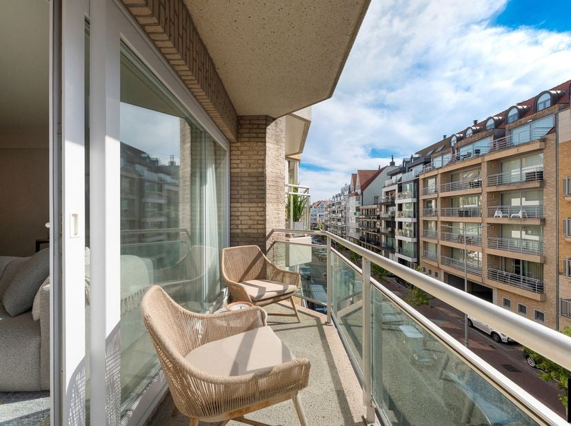 Ruim appartement met twee slaapkamers, gelegen op een centrale locatie aan de Parmentierlaan, vlak bij winkels, het centrum en op wandelafstand van de