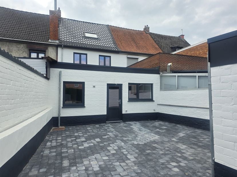 Instapklare en energiezuinige rijwoning te Genk<br />
<br />
<br />
<br />
Deze volledig gerenoveerde rijwoning (2026) aan de Noordlaan 65, 3600 Gen