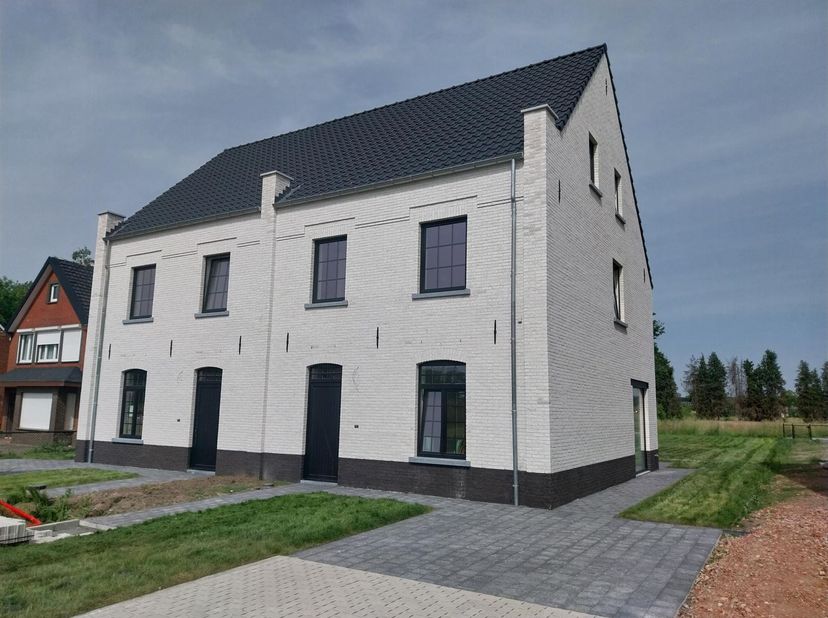 Prachtige nieuwbouwwoning van 190 m² op zuid-oost gerichte grond (500 m²)<br />
Ontdek deze stijlvolle, energiezuinige woning in lichte gevelsteen me