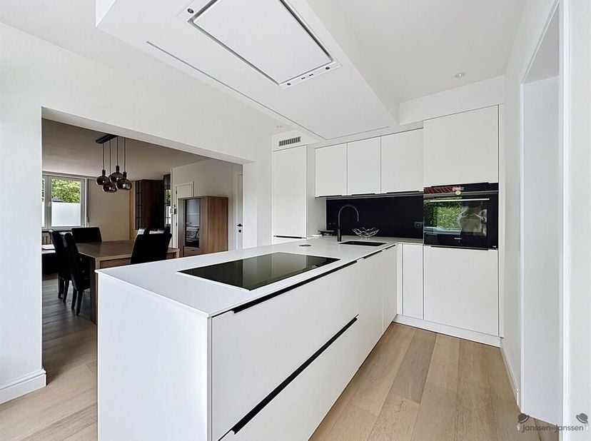 Deze gerenoveerde woning is op zoek naar zorgzame bewoners die er een warme thuis van willen maken. Dankzij de aangename indeling, de ruime buitenruim