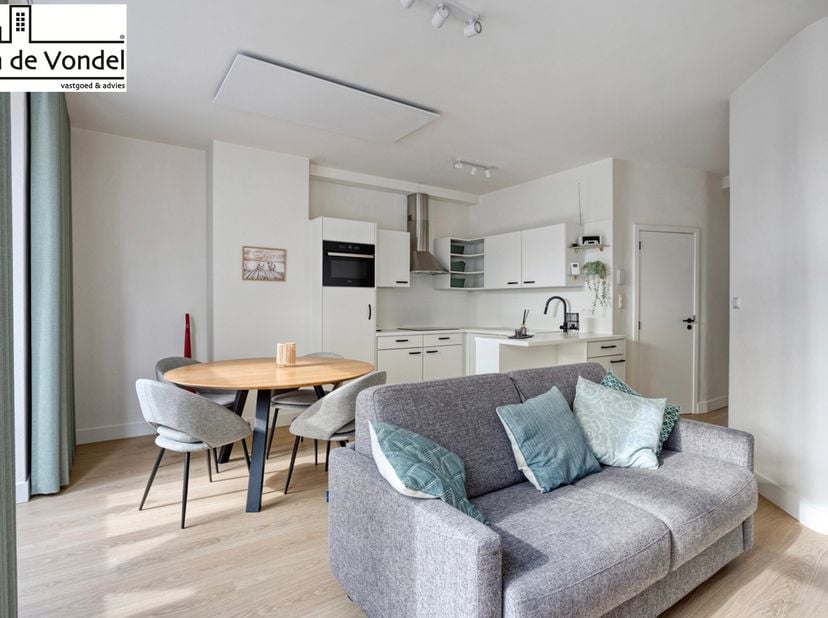 Op zoek naar een stijlvol en zorgeloos appartement met twee slaapkamers aan de kust?<br />
Dit prachtig gerenoveerde appartement in het centrum van De