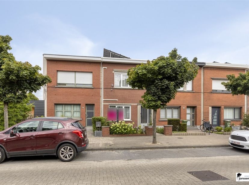 Welkom in deze charmante gezinswoning, ideaal gelegen in het hart van Wilrijk. Deze woning biedt een comfortabele leefruimte van 104m² op een perceel