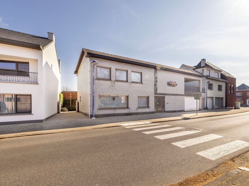 Huis te koop in J. Verlooyplein 34,
                    2235 Hulshout
