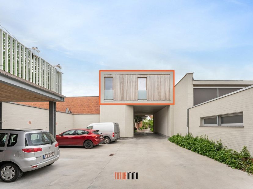 Dit toffe 2-slpk appartement is bereikbaar via een binnenplein aan de Sint-Blasiusstraat 9, van waaruit vele locaties perfect te voet of met de fiets